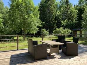 Outdoor dining - Cozy vacation home with large terrace, 8 min from the sea (Väddö)