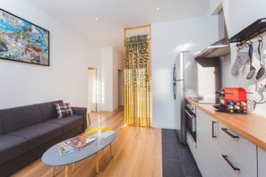 Jääkaappi, uuni, liesi, astianpesukone