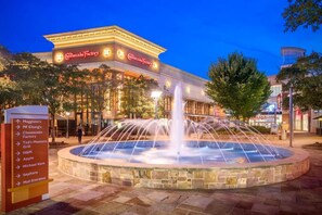 Pool - Lux Condo Near Braves Stadium, POOL & Free Parking (Atlanta)