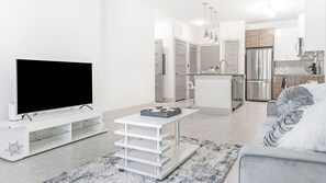 Living area - Lux Condo Near Braves Stadium, POOL & Free Parking (Atlanta)