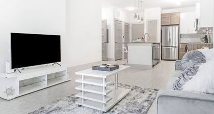 Lux Condo Near Braves Stadium, POOL & Free Parking