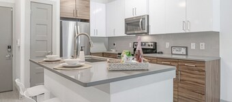 Lux Condo Near Braves Stadium, POOL & Free Parking