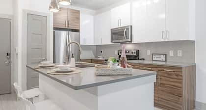 Lux Condo Near Braves Stadium, POOL & Free Parking