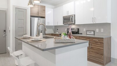 Lux Condo Near Braves Stadium, POOL & Free Parking