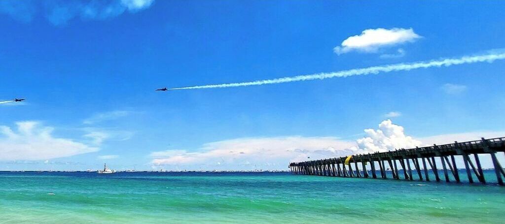 Ligstoelen aan het strand