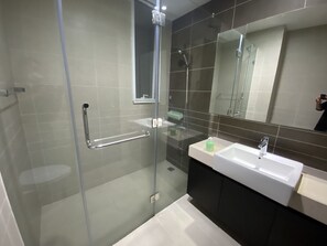 Een bad/douchecombinatie, een bidet