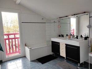 Tina, secadora de cabello, papel de baño 