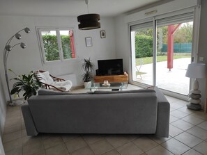 Fernseher, Videospiele, DVD-Player, Bücher