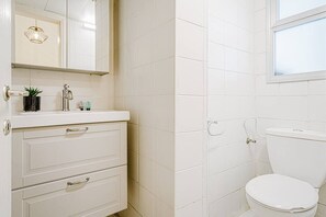 シャワー、ヘアドライヤー、タオル、シャンプー