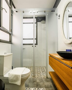 Shower, hair dryer, towels - Amazing 2BR in Gideon by Holiday-rentals SAFE ROOM ({{addressCityy}})