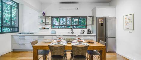 Réfrigérateur, four à micro-ondes, un four, surface de cuisson