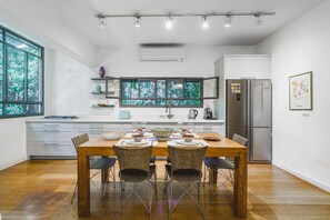 Fridge, microwave, oven, stovetop - Amazing 2BR in Gideon by Holiday-rentals SAFE ROOM ({{addressCityy}})