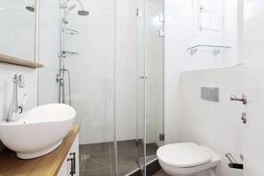 Een douche, handdoeken, shampoo