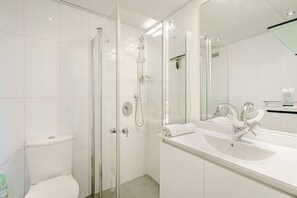 Een douche, een haardroger, handdoeken