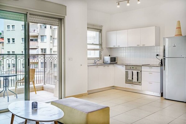 Geladeira, micro-ondas, fogão, cooktop