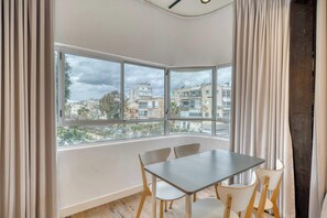 Dining - Stylish 1BR in Tel Aviv's Dizengoff Area BY Holiday Rentals ({{addressCityy}})