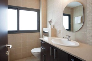 Shower, hair dryer, shampoo - Cute Shenkin area 1BR By Holiday-rentals SAFE ROOM ({{addressCityy}})