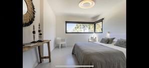 4 chambres, coffre-fort, fer et planche à repasser
