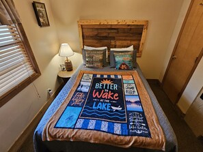 2 makuuhuonetta, silitysrauta/-lauta, ilmainen Wi-Fi, vuodevaatteet