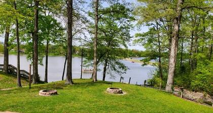 Peaceful Lake House Cabin 1, Kayaks Provided Free, Direct Water Access!