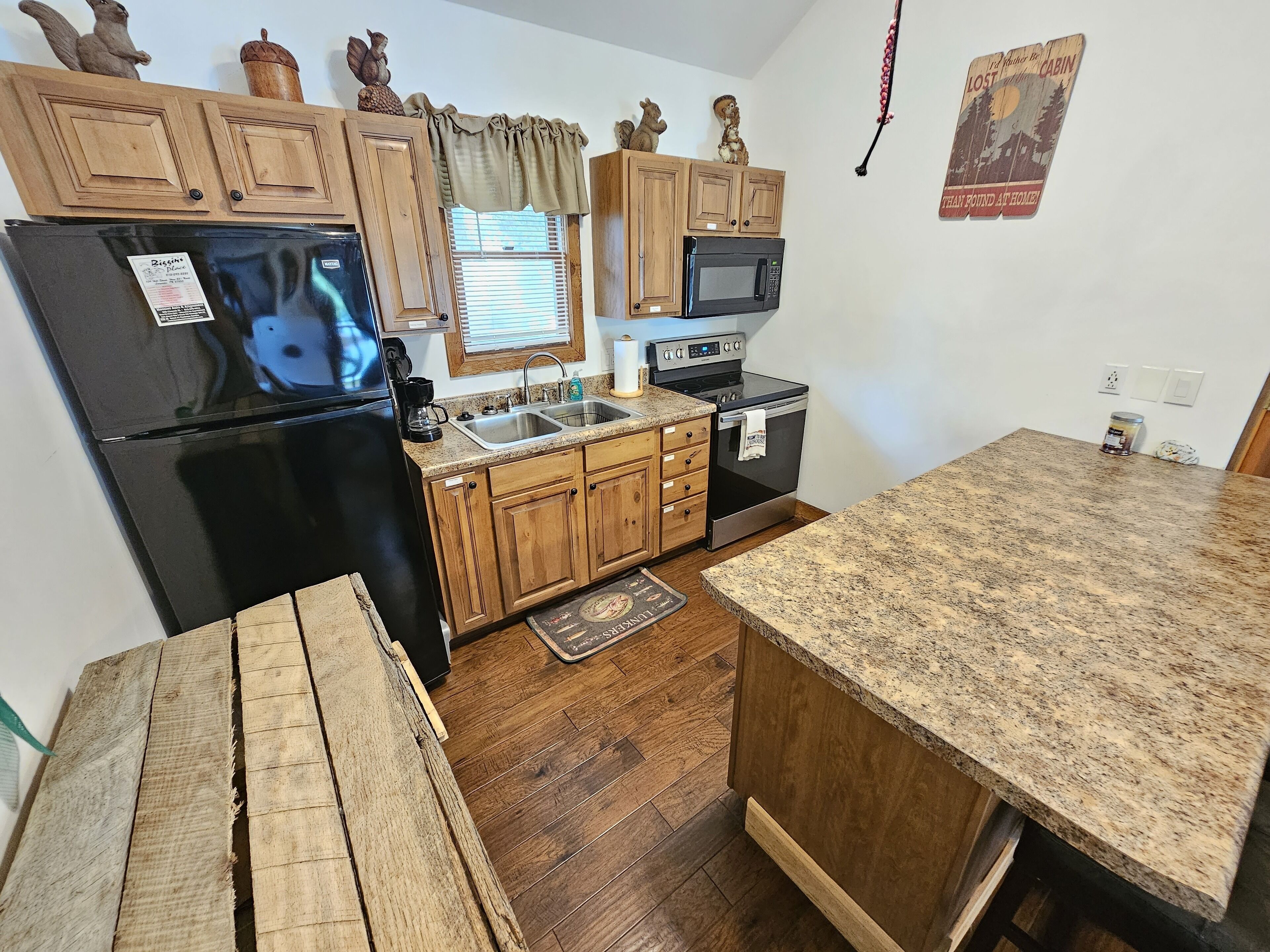 Peaceful Lake House Cabin 1, Kayaks Provided Free, Direct Water Access!