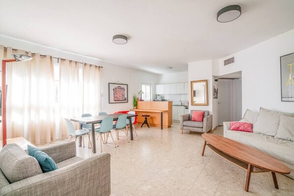 TV - Unique 2BR Frishman by Holiday-rentals SAFE ROOM (Tel Aviv-Yafo)