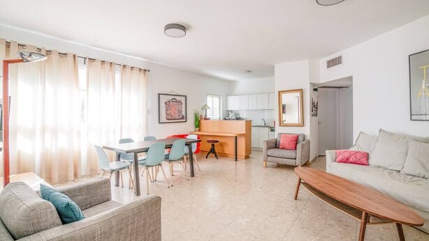Eine moderne Wohnung mit Essbereich, Küche und Wohnzimmer.