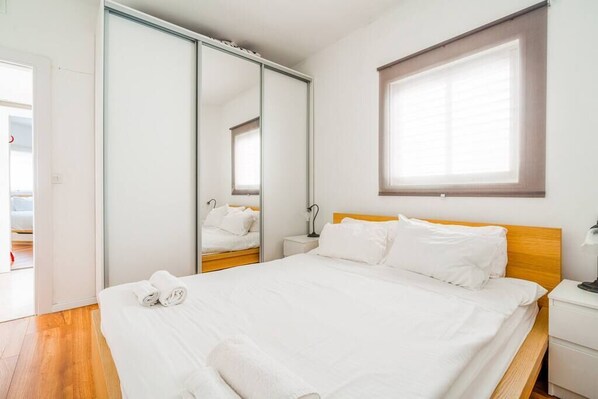2 bedrooms, iron/ironing board, WiFi, bed sheets - Unique 2BR Frishman by Holiday-rentals SAFE ROOM (Tel Aviv-Yafo)