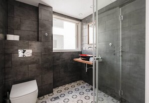 Bathtub, hair dryer, towels - Unique 2BR Frishman by Holiday-rentals SAFE ROOM (Tel Aviv-Yafo)