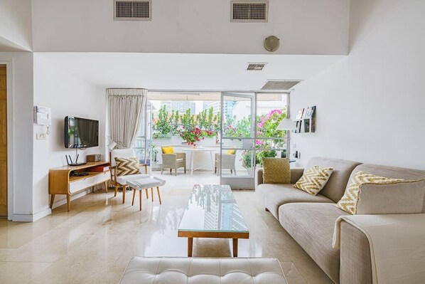 TV - Incredible 2BR in Neve Tsedek by Holiday-rentals ({{addressCityy}})