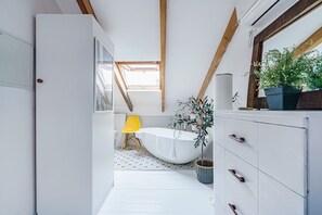 Een bad, een haardroger, handdoeken