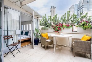 Outdoor dining - Incredible 2BR in Neve Tsedek by Holiday-rentals ({{addressCityy}})