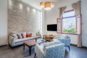 TV - Crazy Duplex In Flea Market by Holiday-rentals (Tel Aviv-Yafo)