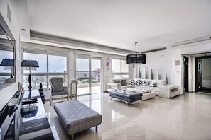TV - Duplex Penthouse 3BR Asirey Tsion SAFE ROOM ({{addressCityy}})