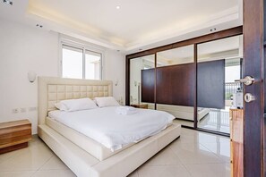 3 habitaciones, tabla de planchar con plancha, wifi y ropa de cama 