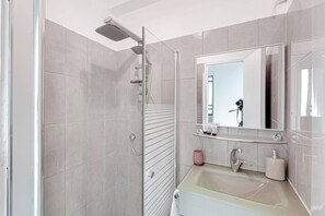 Shower, hair dryer, towels - Cute 1BR in Jabotinsky by Holiday-rentals (Tel Aviv-Yafo)