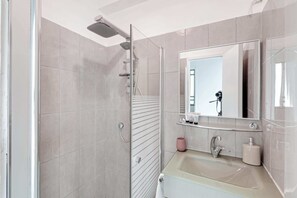 Shower, hair dryer, towels, shampoo