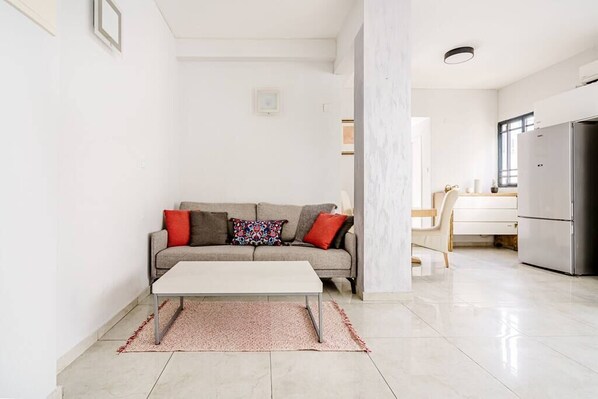 TV - Cute 1BR in Jabotinsky by Holiday-rentals (Tel Aviv-Yafo)