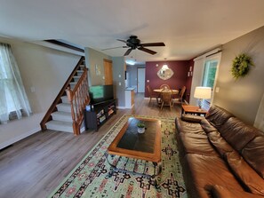 Smart TV - Beautiful Pet friendly cottage by the Stow Ferry (Ashville)