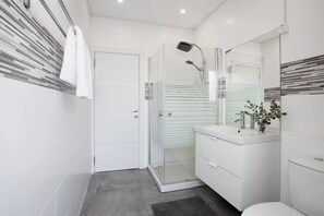 Dusche, Haartrockner, Handtücher