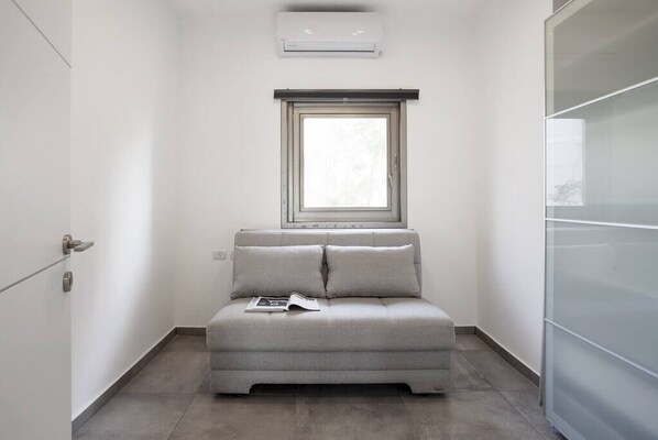 TV - Central 3BR in Rupin by Holiday-rentals SAFE ROOM ({{addressCityy}})