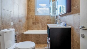A bathroom with a toilet, bathtub, and sink. - Spacious 2BR  Ha-Medina Square SAFE ROOM (Tel Aviv-Yafo)