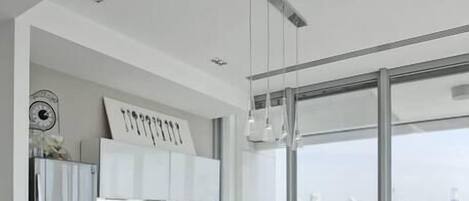 Kylskåp, mikrovågsugn, ugn och spishäll