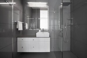 Suihku, hiustenkuivaaja, pyyhkeet