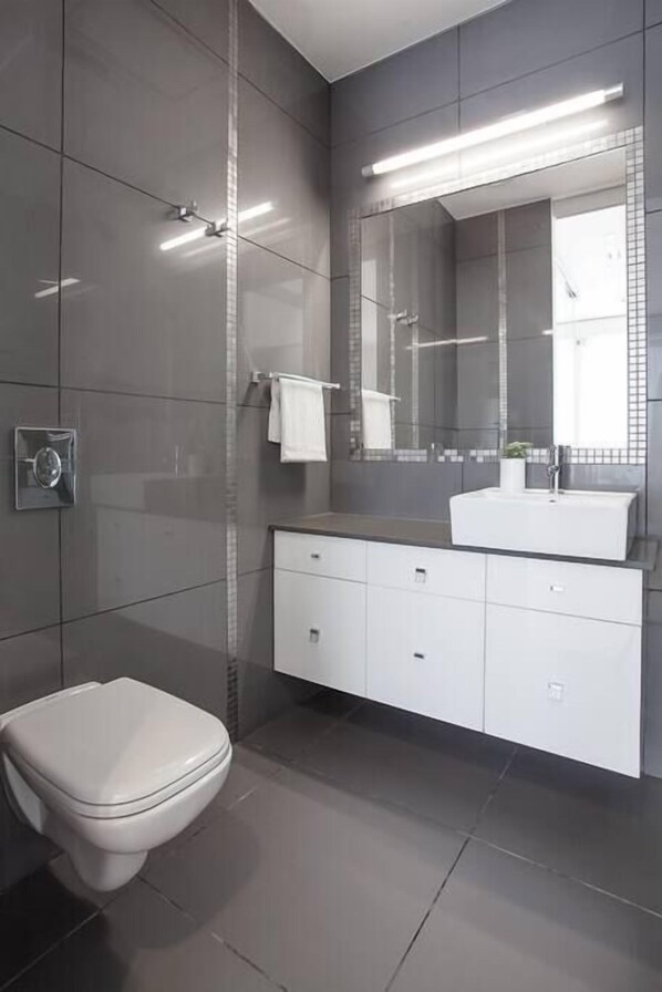 Regadera, secadora de cabello, toallas 