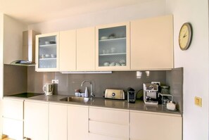 Frigorífic, microones, forn i placa de cuina