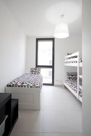 2 habitaciones, tabla de planchar con plancha, wifi y ropa de cama 