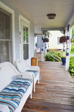 Terrace/patio - Beautiful cottage walk to downtown great location close to everything (South Haven)