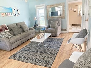 Living area - Beautiful cottage walk to downtown great location close to everything (South Haven)
