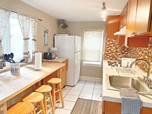 Private kitchen - Beautiful cottage walk to downtown great location close to everything (South Haven)